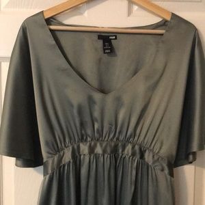 🌺 3 for $25 🌺H&M sage green empire waist dress